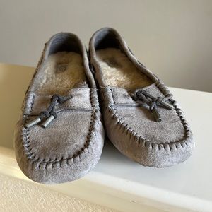 NWOT Grey UGG Fuzzy Slippers Women’s Size 5